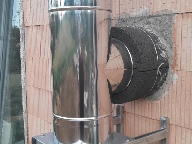 Třívrstvý kovový komín EKA pro kotel ÚT s izolací přes budoucí fasádu